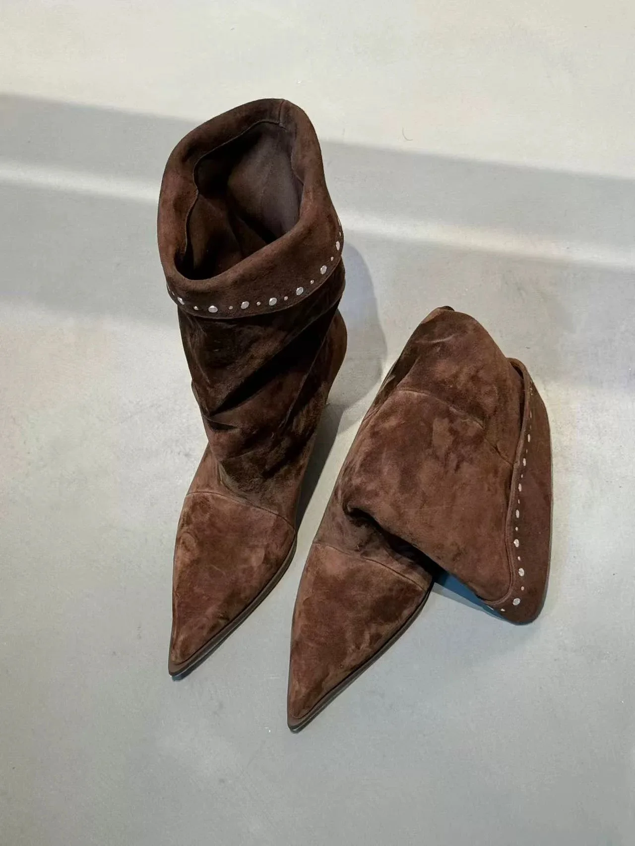 

Женские коричневые замшевые ботильоны с напуском, острый носок, с заклепками, гладкий минималистичный дизайн, элегантный повседневный повседневный осенний модный дизайн