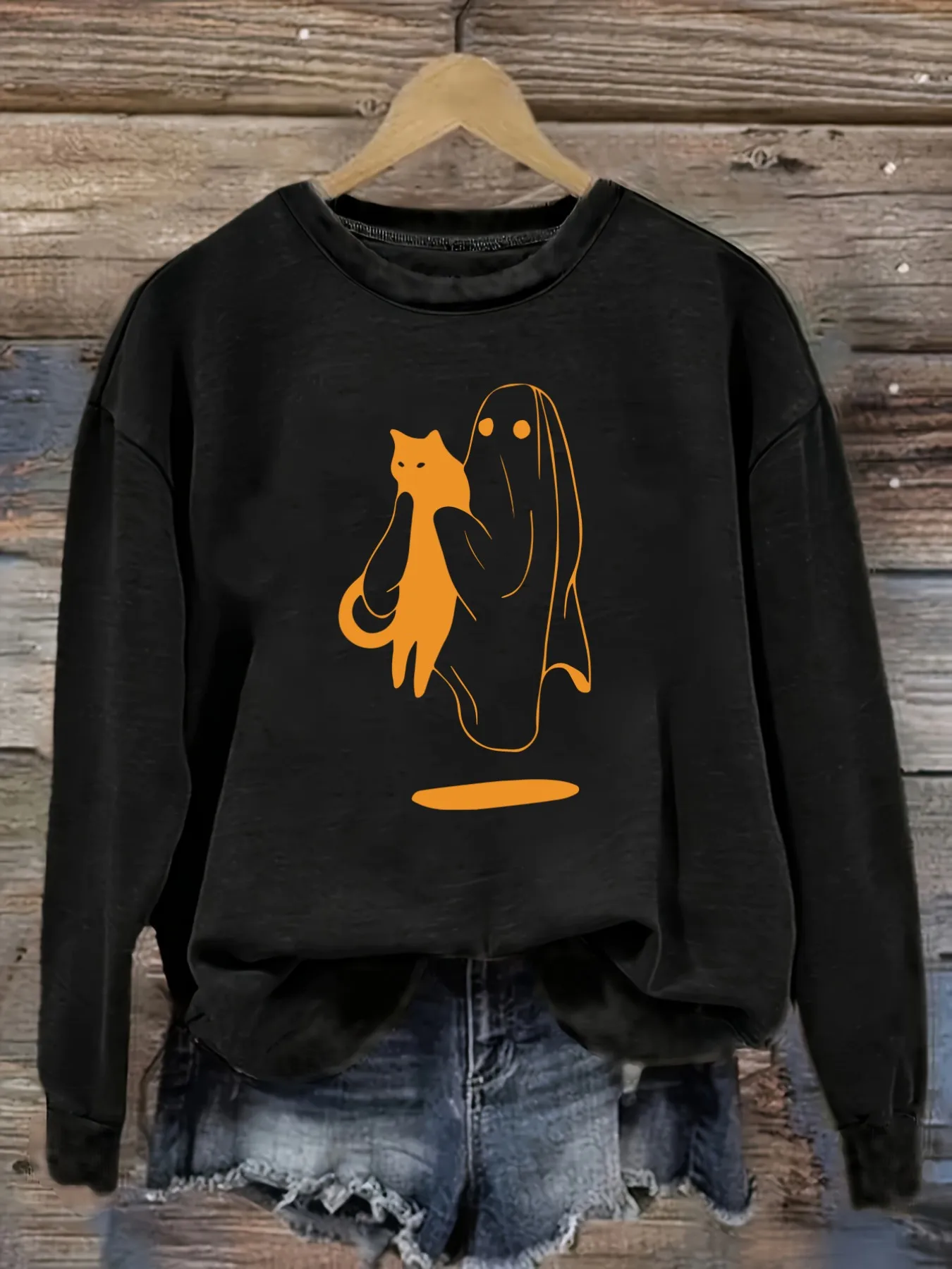Women's Casual Long Sleeve Crew Neck T-Shirt Orange Ghost Holding Cat Print Design, Round Neck Women's Clothing, Machine Washable, Slightly Elastic, Loose Fit, Spring Autumn Winter Women's T-Shirt, Halloween Costume Outfit