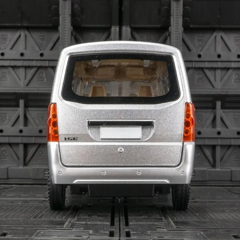 โมเดลรถโลหะผสม Wuling แบบกล่องจำลองสเกล 1:24 พร้อมประตู ฝากระโปรงหน้า และฝากระโปรงท้ายที่สามารถเปิดได้ เหมาะสำหรับเป็นของขวัญสะสมสำหรับเด็ก