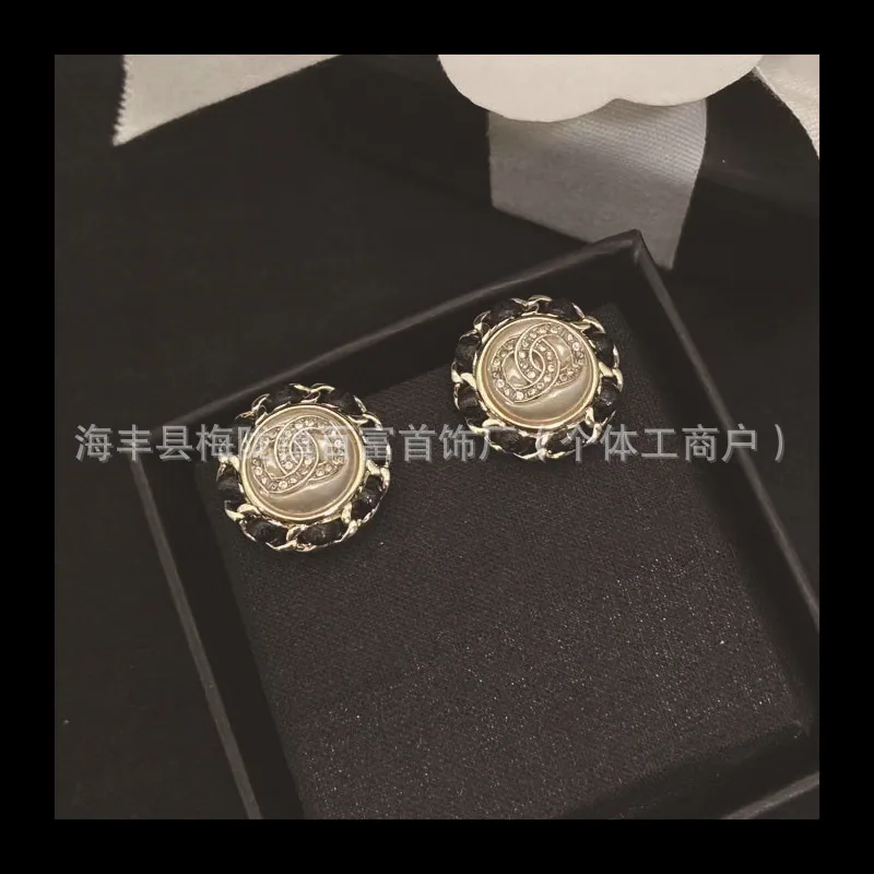 

Double C Round Lambskin Stud Earrings Retro Versatile Temperament Advanced