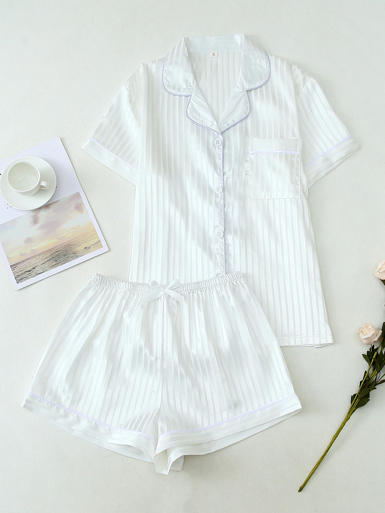 Two-Piece Set of Comfortable Satin Fine-Striped Printed Collared Button-Down Short-Sleeve Top with Pockets and Bow Shorts, Spring/Summer Women's Pajama Loungewear Set Suitable for Home Use