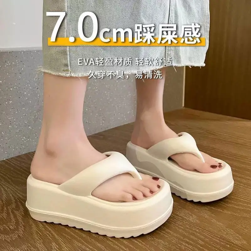 

Пляжные шлепанцы на высоком каблуке, создающие ощущение, будто ступаешь по какашкам, удобны для женщин.