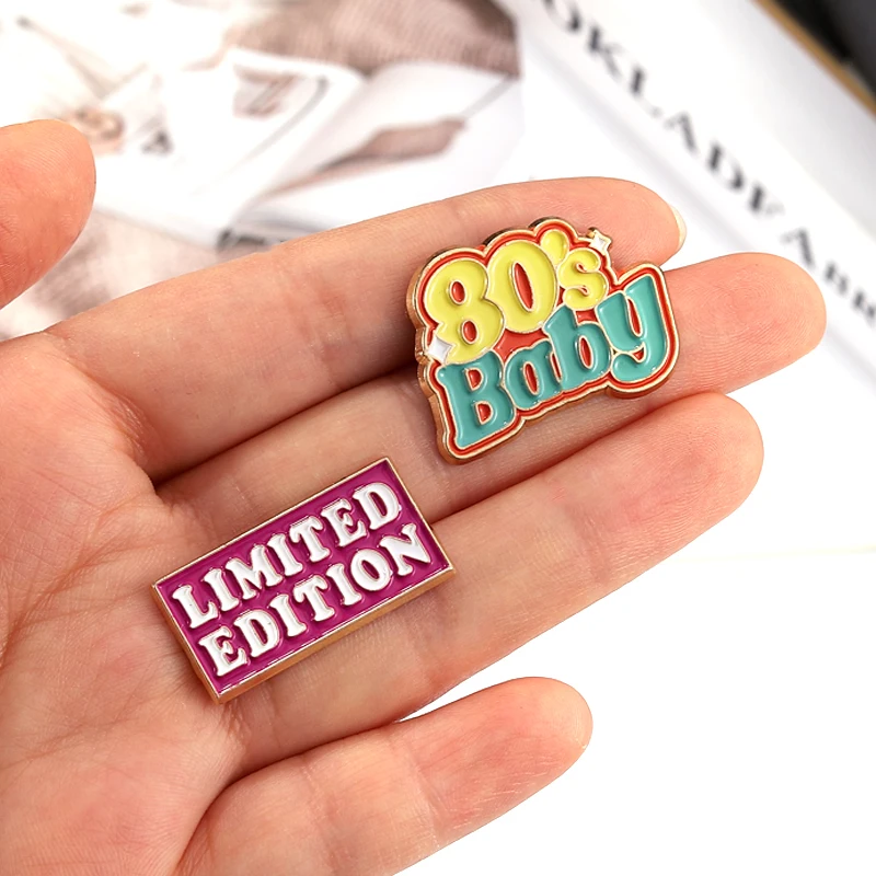 ¿Mú alfileres esmaltados? ¿Sarcástico? Never 80s Baby Drama Broches Insignias de solapa Quetes divertidos Joyería Regalo para amigos Es viernes