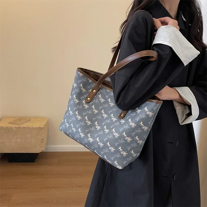 

2023 Trendy New Women's Bag Large Capacity Shoulder Bag Versatile Fashion Retro Printed Tote Bag High-end Exquisite Handbag