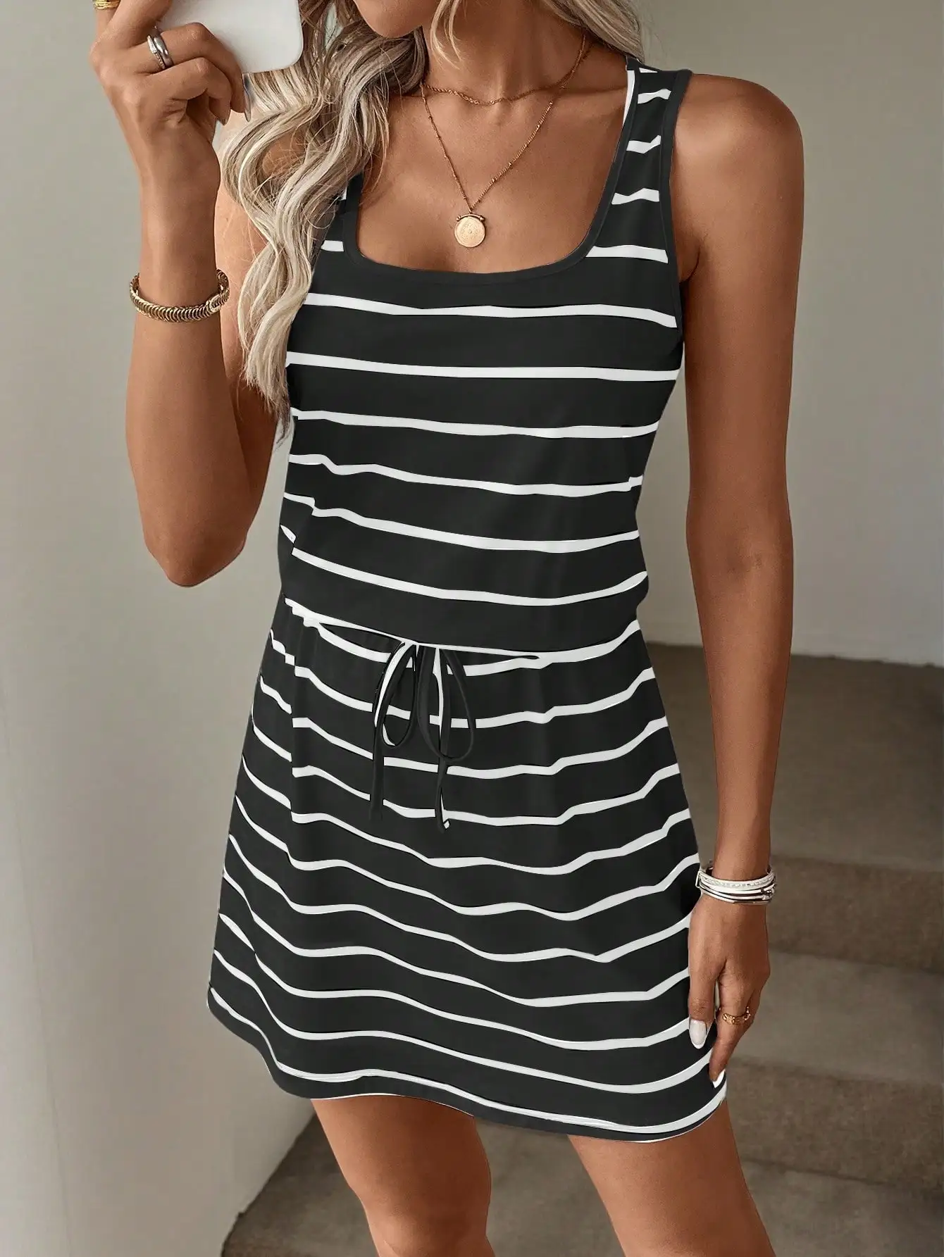 

Черно-белое полосатое мини-платье без рукавов с завязками на талии