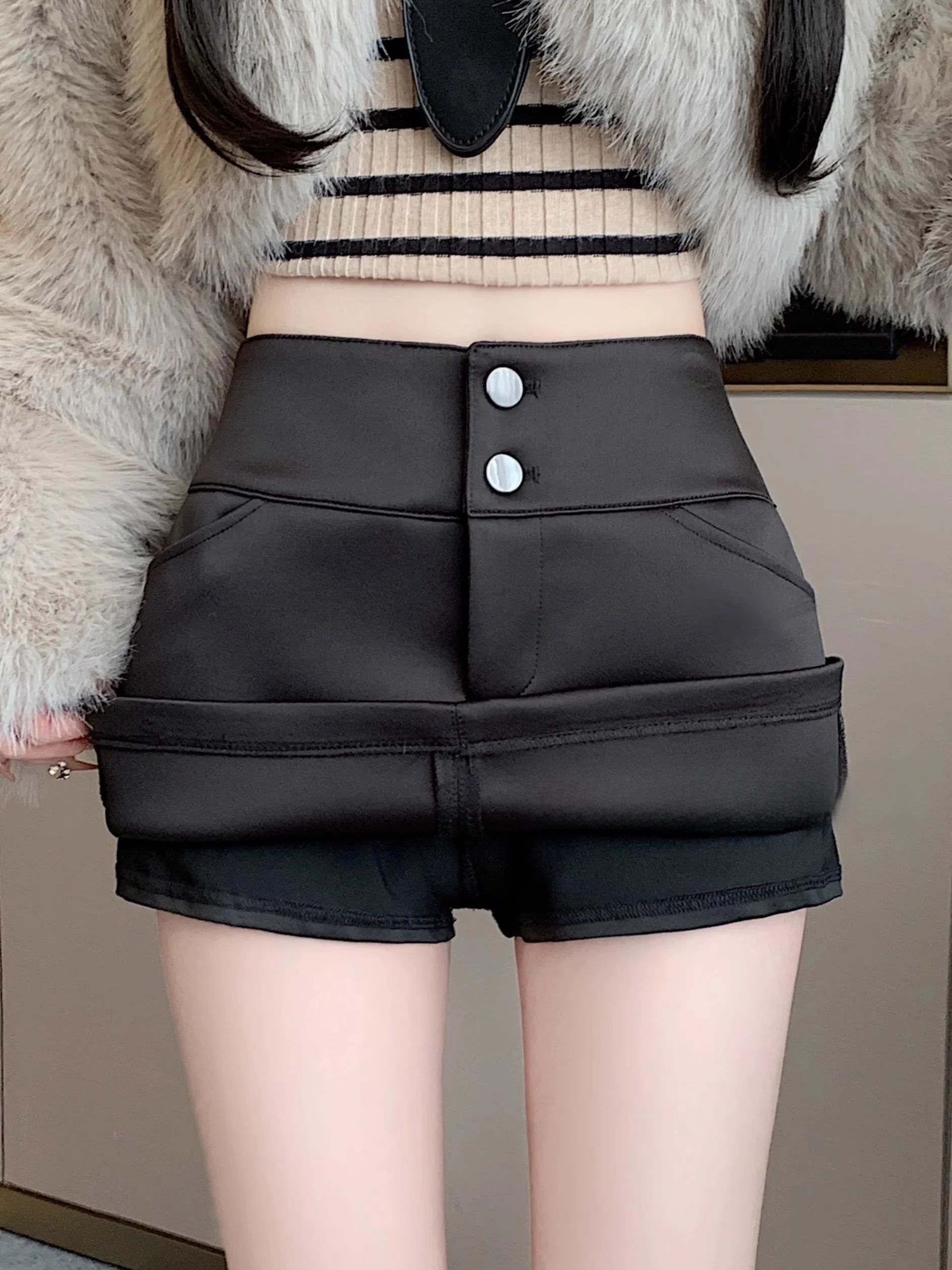 

Black High-Waist A-Line Skirt Women's Autumn Winter Fashion Prevent Exposure Short Skirt Pants for Slim Girls