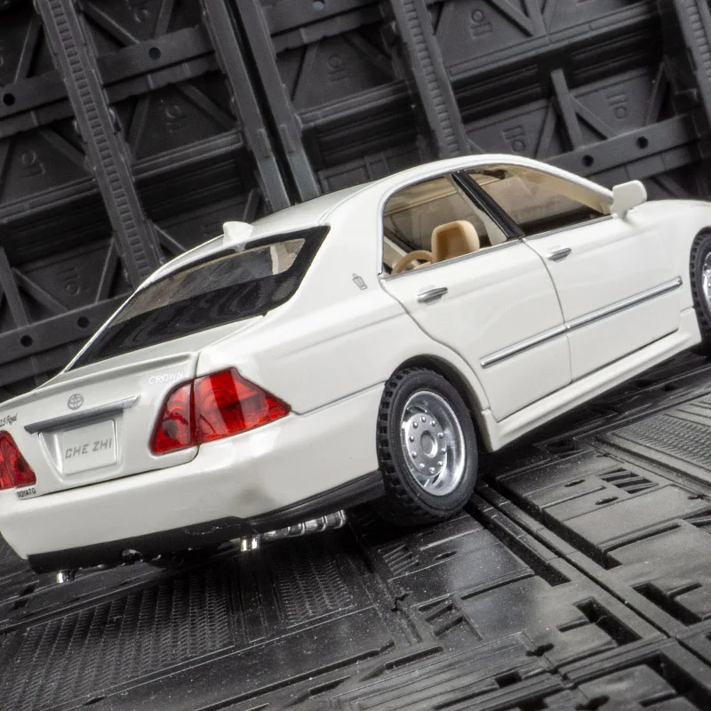 Modelo de coche de aleación Toyota Crown de 12a generación, puerta de juguete acústico-óptico extraíble para niños y maletero del capó, se puede abrir, 1/32