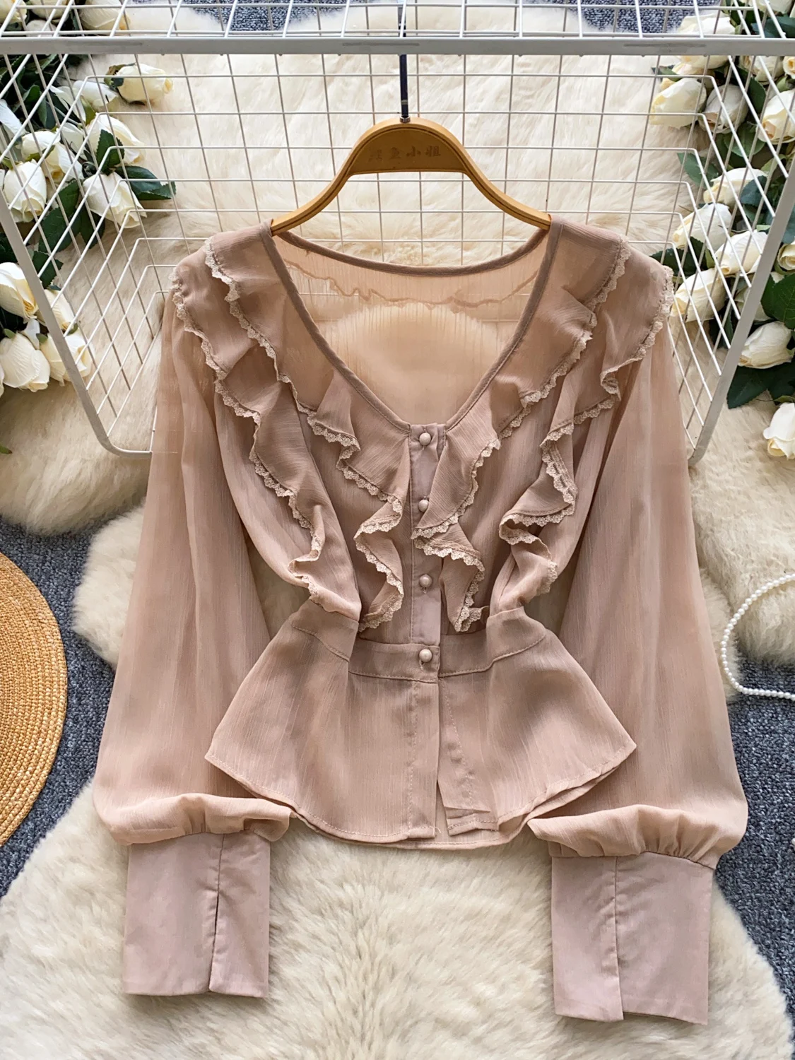 Damska koszula na jesień 2026 z dekoltem w serek, długim rękawem, koronkowymi wstawkami, podwójnymi falbanami, zapinana na guziki, jednolita.