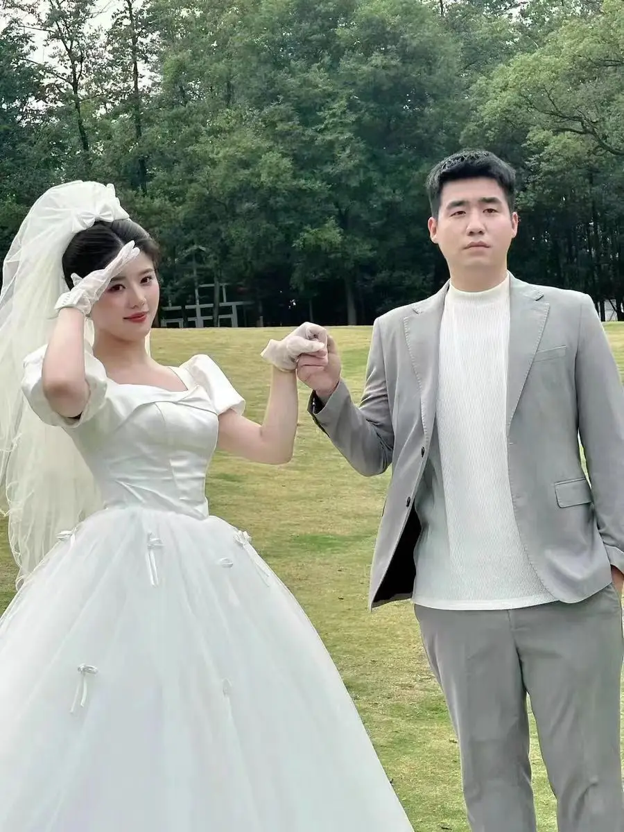 Vrouwen Licht Luxe Wit Satijn Kant Lieverd Kralen Kleine Strik Korte Bladerdeeg Mouw Bruid Baljurk Aangepaste Trouwjurk