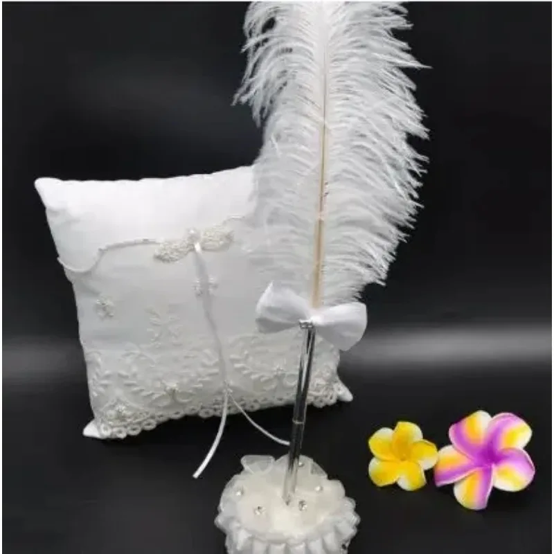 

Белая длинная ручка в виде страусиного пера для гостевой свадебной книги