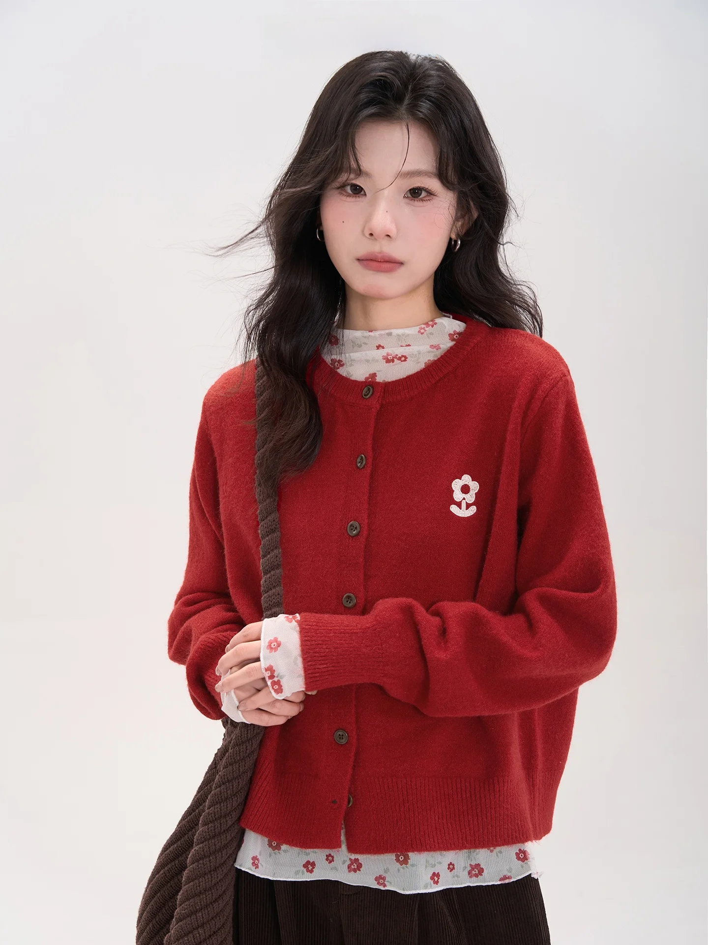 

Красный вязаный кардиган с цветочной вышивкой для женщин, осенний, повседневный, свободного кроя, с круглым вырезом, антивозрастной эффект