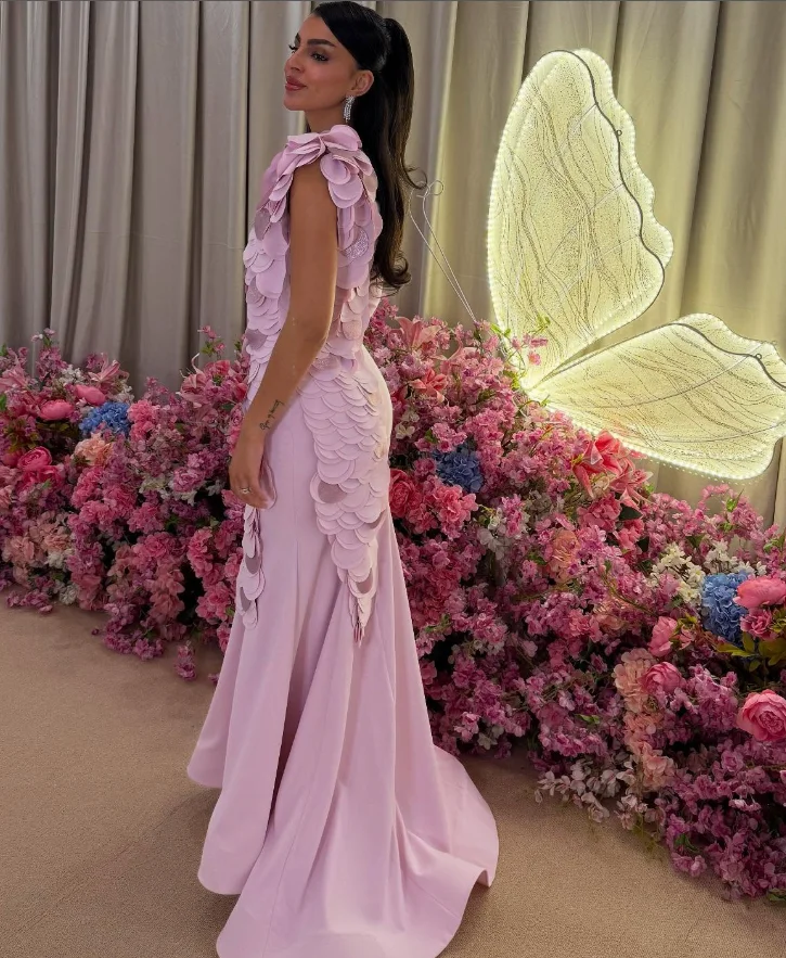 تخصيص جودة عالية كتف واحد طول الأرض سويب تراين الوردي التجاعيد ذوي الياقات العالية فساتين السهرة بالإضافة إلى حجم فستان كوكتيل