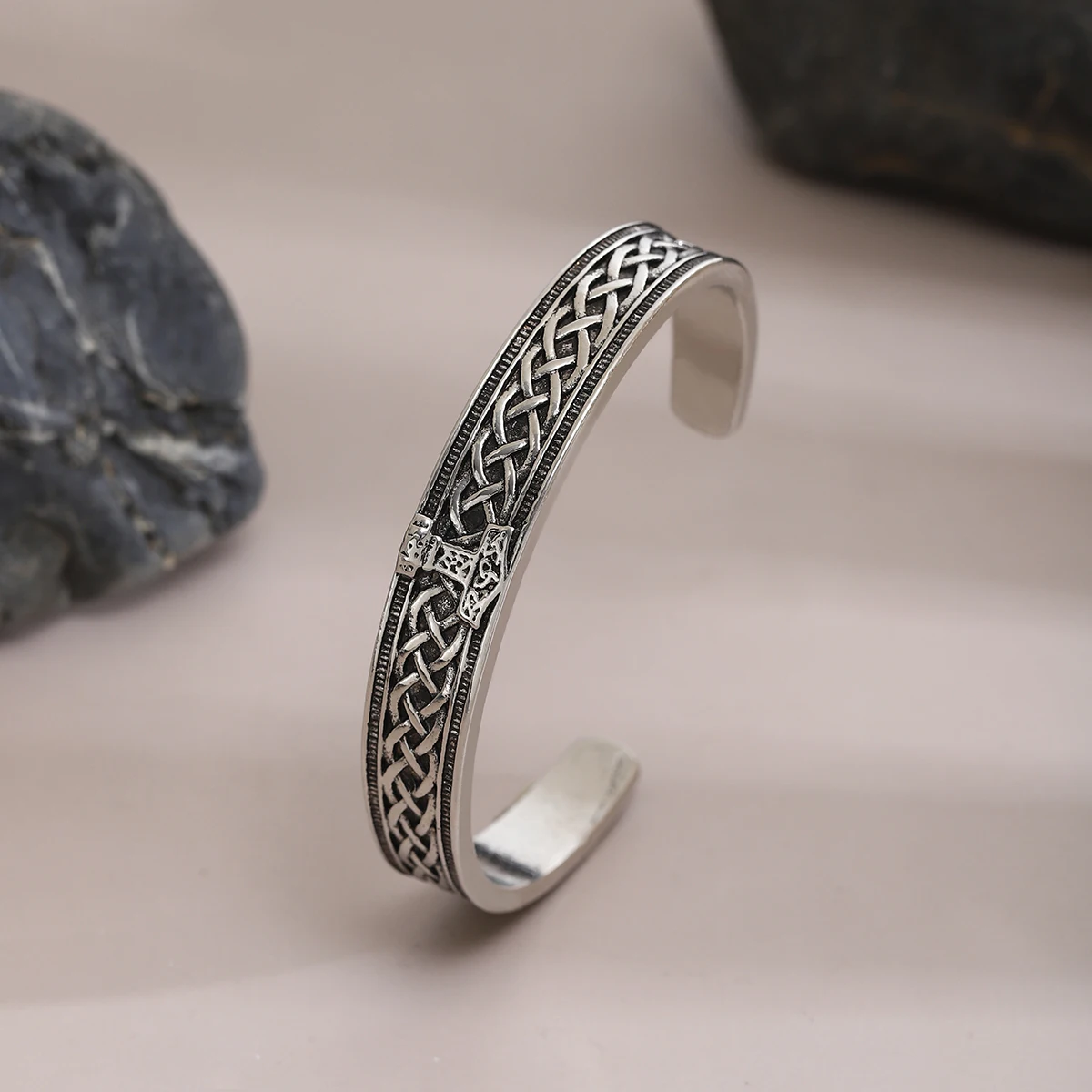 فايكنغ ريترو سلتيك عقدة رون المطرقة سوار الموضة العصرية الرجال سوار مفتوح شخصية الهيب هوب المرأة سوار النمط النرويجي اكسسوارات مجوهرات الحفلات عيد الأب هدية عيد ميلاد