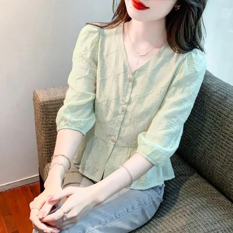 

New Summer Fashion V-neck Short-sleeved Chiffon Shirt for Women with a Unique and Fashionable Waist