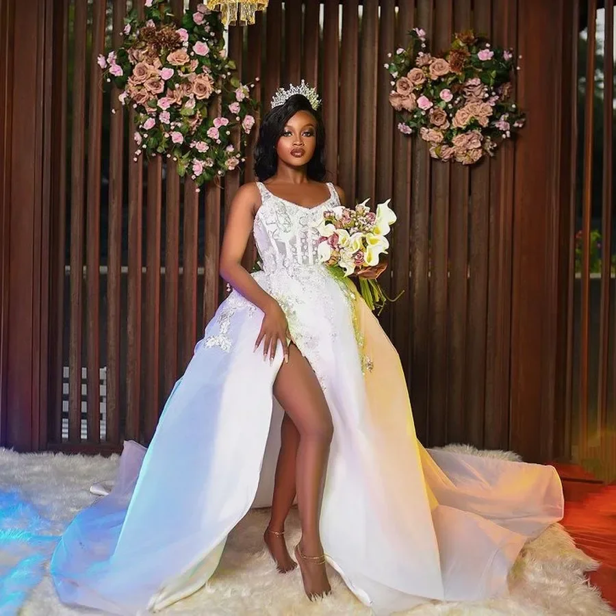 Vestidos de Noiva Africanos Personalizados com Alças Finas, Corte em A, Cauda Longa, Renda e Fenda Lateral