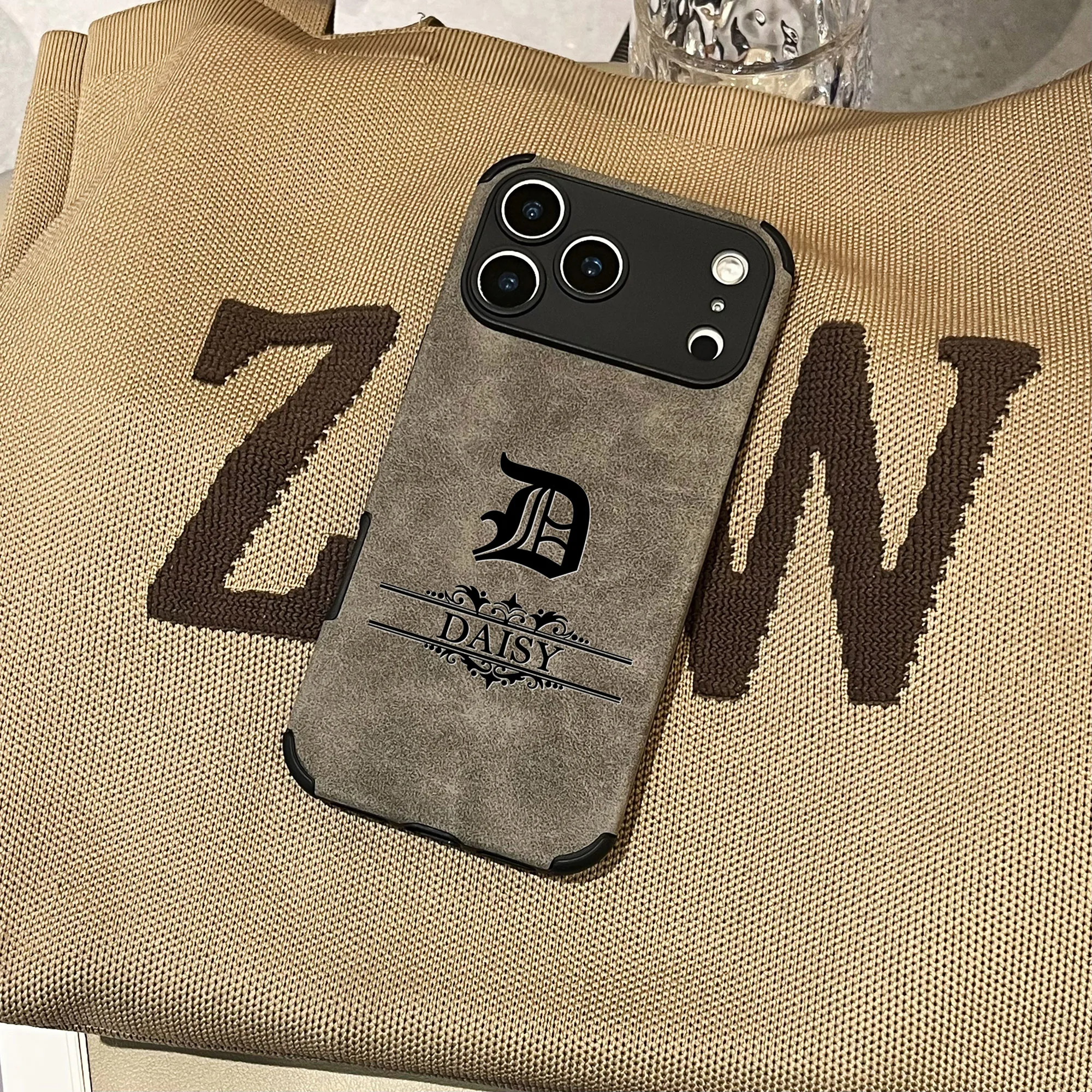 Individuelle Buchstaben DIY Name Gotisches Muster Kunstleder Handyhülle Geschenk für iPhone 18 17 16 15 14 13 12 11 Pro Max 17 Air Plus – Detail 9