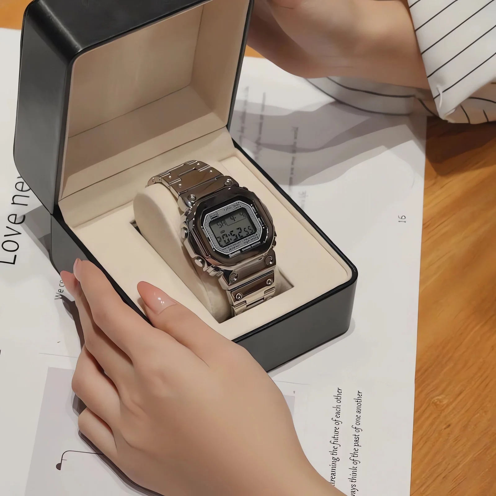 MAYZHISU jam tangan Digital wanita, jam tangan gelang Quartz Retro tipis, jam tangan elektrik untuk hadiah