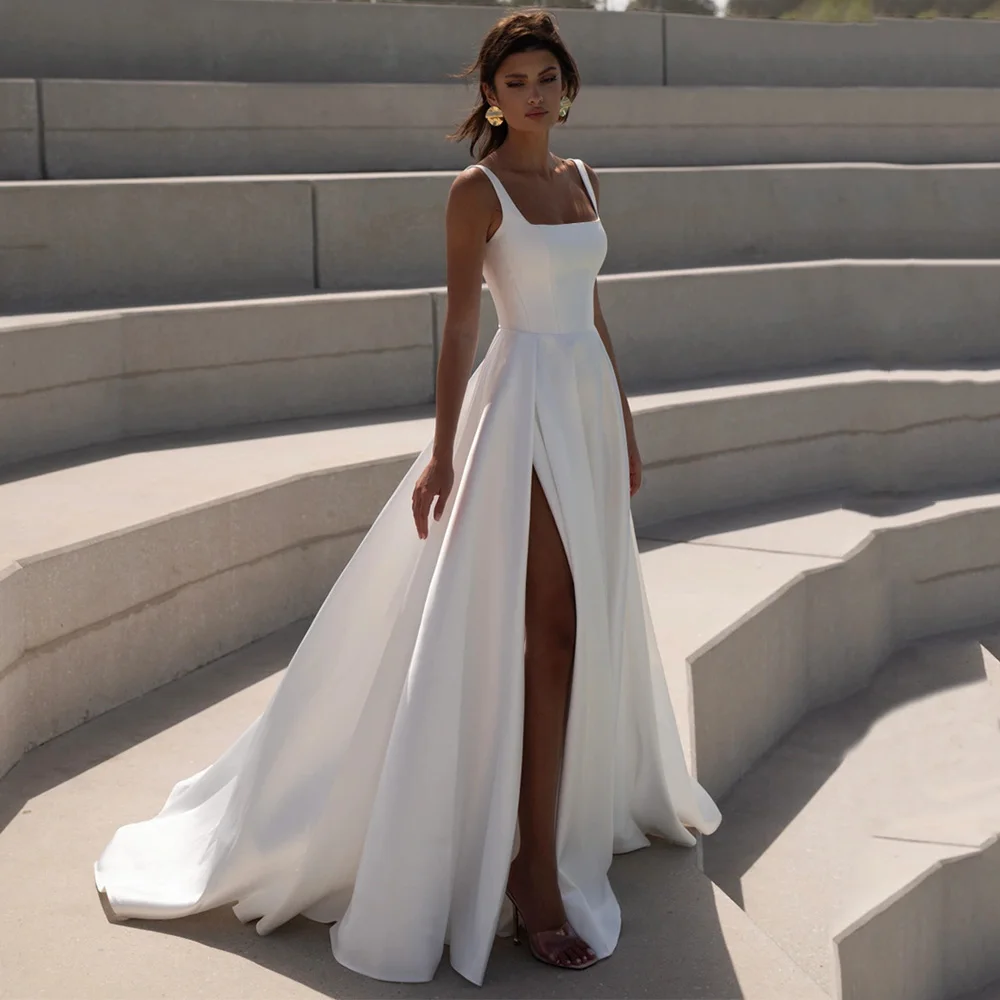 Moderne trouwjurk sweep trein op maat gemaakte vierkante hals mouwloze hoge split een lijn satijnen bruidsjurk voor vrouw bruid