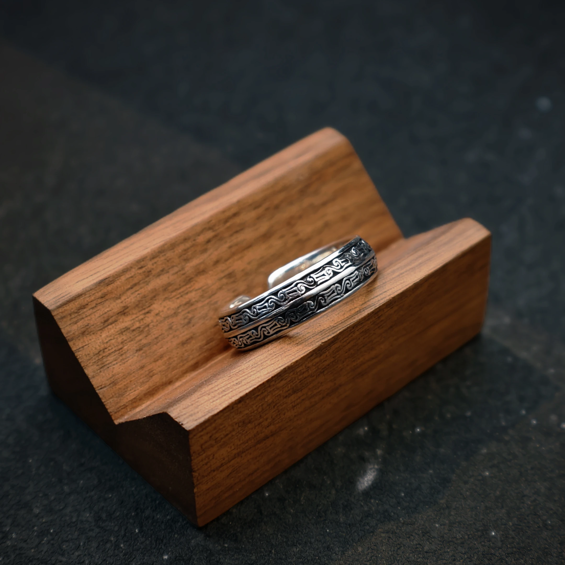 Retro-Zoomorphales Spiralmotiv Verstellbarer Offener Ring für Männer, Versilbertes Messing, Gotischer Edgy-Schmuck, Historisches Accessoire, Geschenk – Detail 1