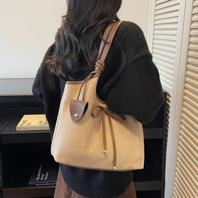 حقيبة ماسنجر نسائية فاخرة مصنوعة من الجلد المصنوع من الألياف الدقيقة ذات مظهر ناعم وخفيف الوزن