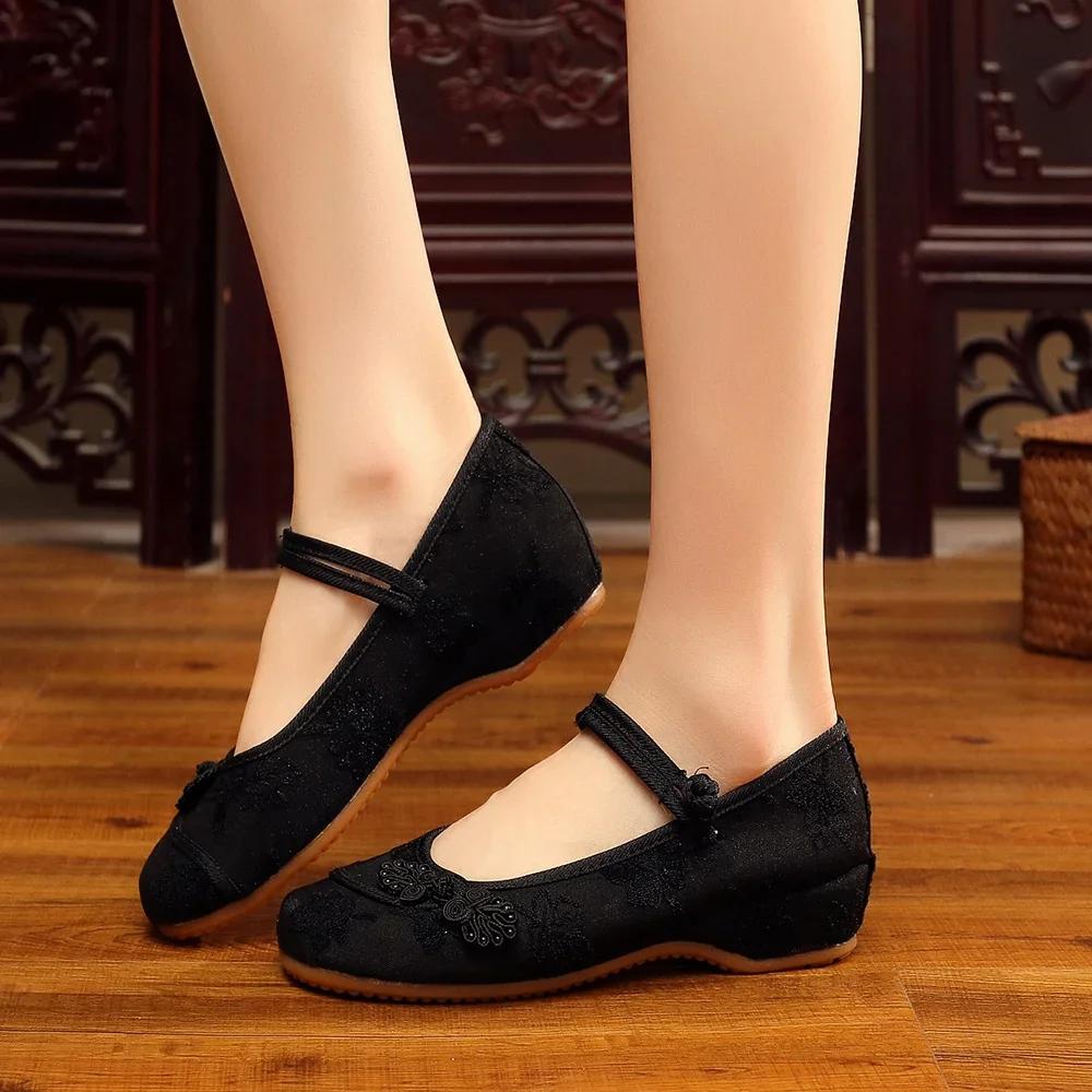 

Chinese embroidered cotton dancer, traditional retro casual shoes from Beijing, solid color