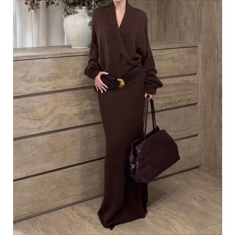 

Early Autumn Outfit A High-end Elegant Mature Woman's Style Two-piece Set Consisting Coffee-colored Knitted Top and A Midi Skirt
