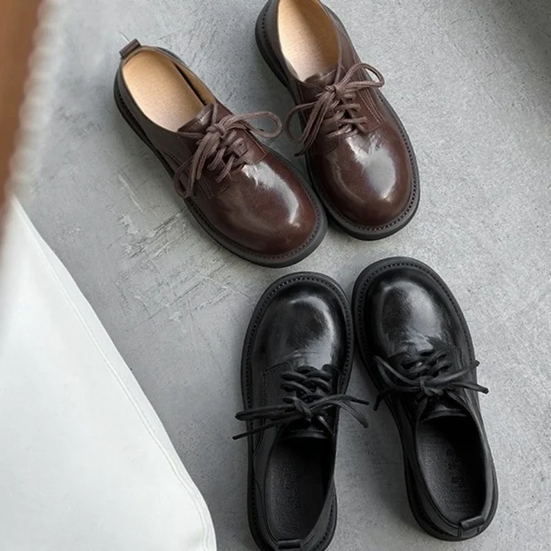 النمط البريطاني أوكسفورد 2025 جديد جلد جولة تو أحذية رجالي أحذية الإناث غير رسمية الرجعية مريحة لينة منتصف الكعب أحذية النساء