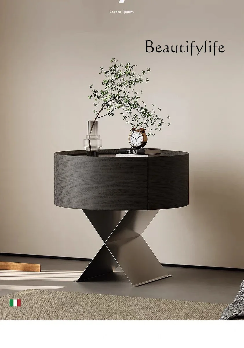 W Comodino minimalista italiano Armadietto portaoggetti di design in acciaio inossidabile Comodino rotondo in legno massello di fascia alta per camera da letto principale