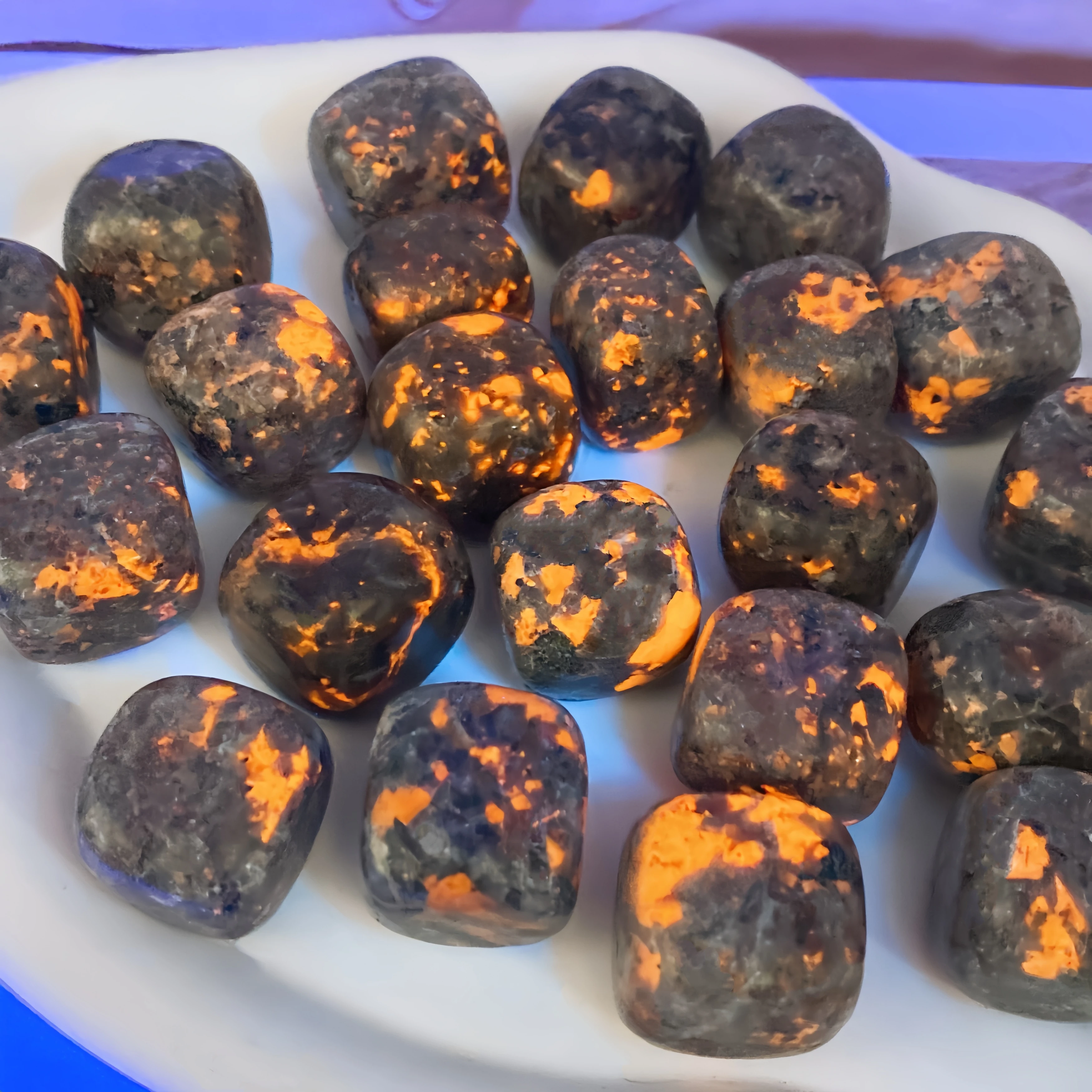 

Natural Yooperlite Flame Stone Palm Crystal Fluorescent Reiki Healing Gift Mineral Diffuser Oils Fire Stone Home Decor Gift