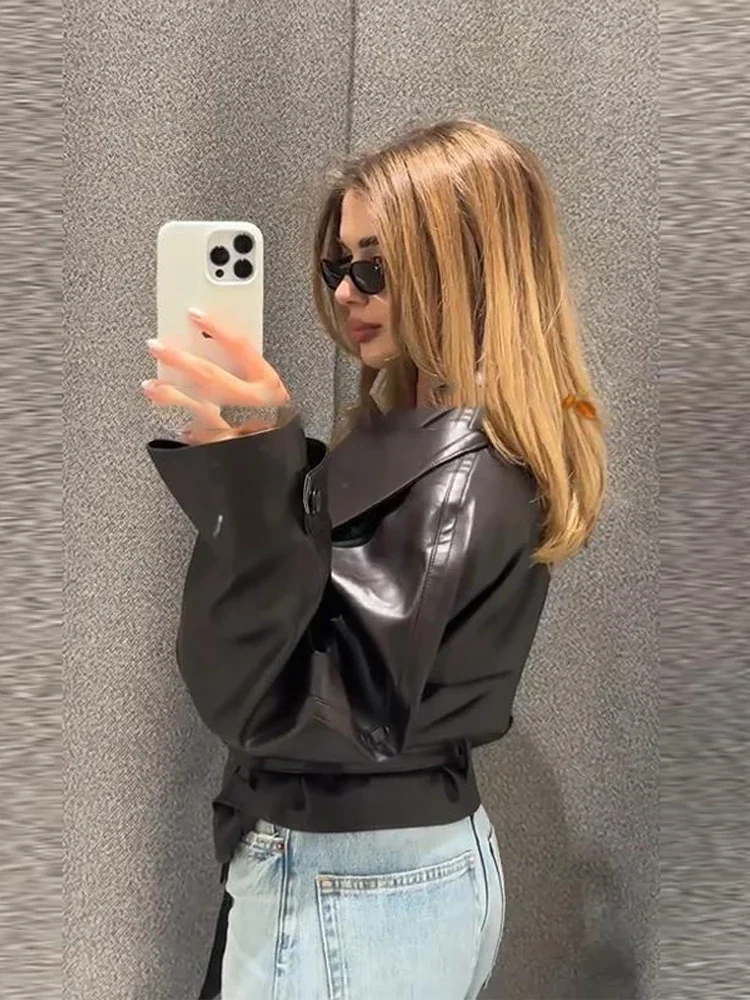 2025 PU Pelle Inverno e Autunno Cappotto da donna Cintura solida Tasca con risvolto Manica intera Giacca femminile Lady Outwear Y2K Antivento Versatile