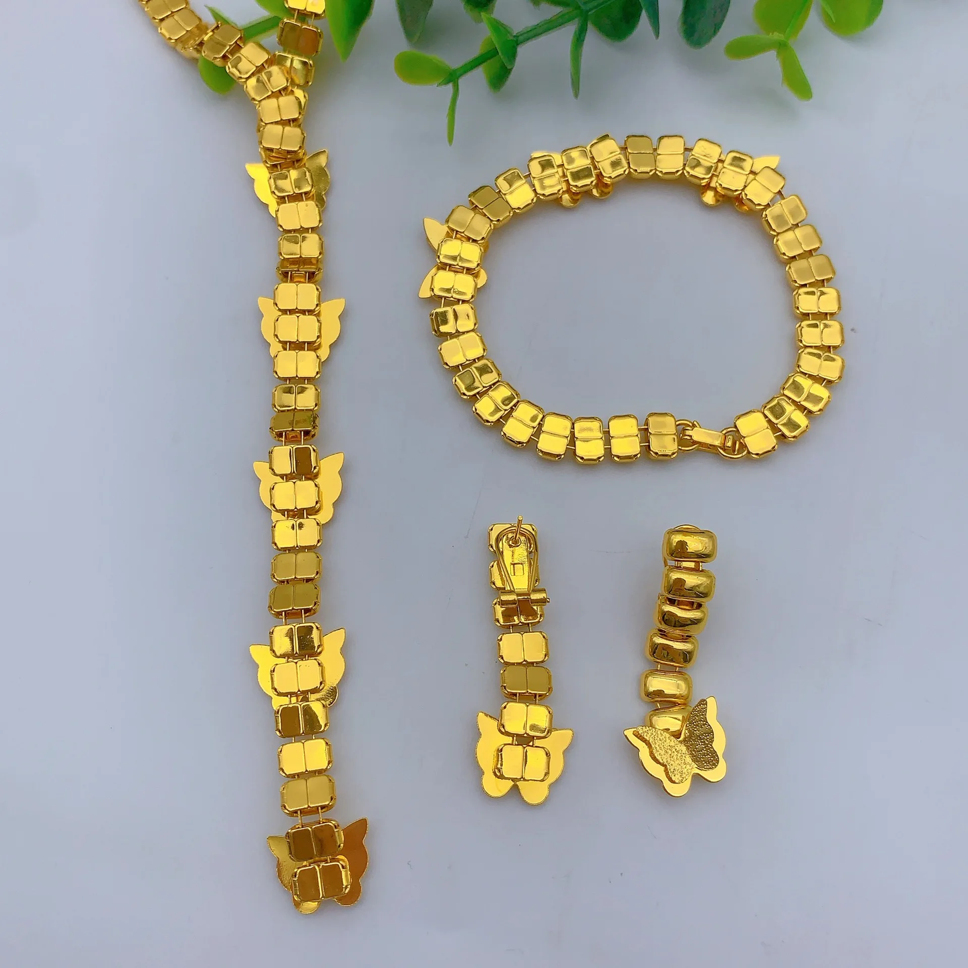 Dubai Middle East 24k gold-plated necklace bracelet earrings women's banquet jewelry set M001