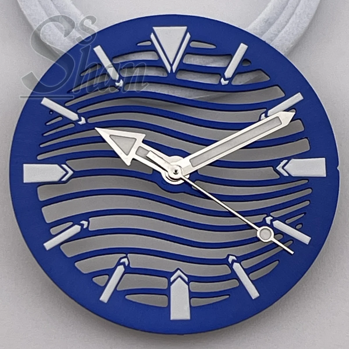 Das 29-mm-Skelett mit skelettiertem Zifferblatt ist in Schwarz, Blau, Grün und Silber C3-Lumineszenz erhältlich, geeignet für die NH70-NH72-Uhrwerke