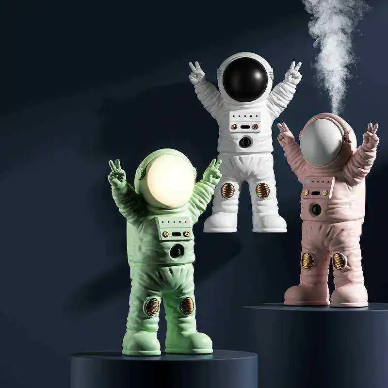 

Innovative Design Mini Astronaut Aroma Diffuser USB 50ML Mini Portable Desktop Decoration Quiet Aroma Diffuser With Night Light