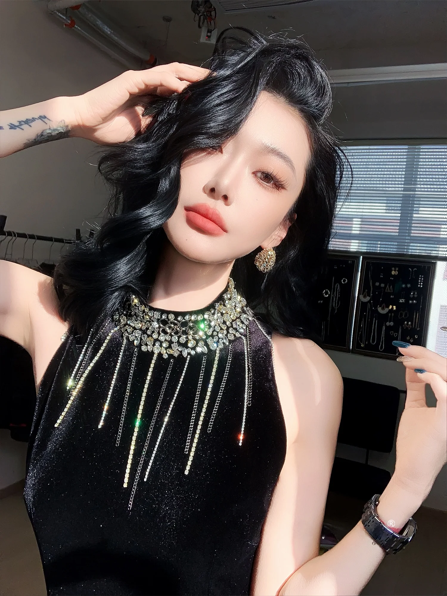 

Вельветовое платье с драпировкой и бриллиантовой отделкой, облегающее фигуру, для женщин, подходит для различных случаев...