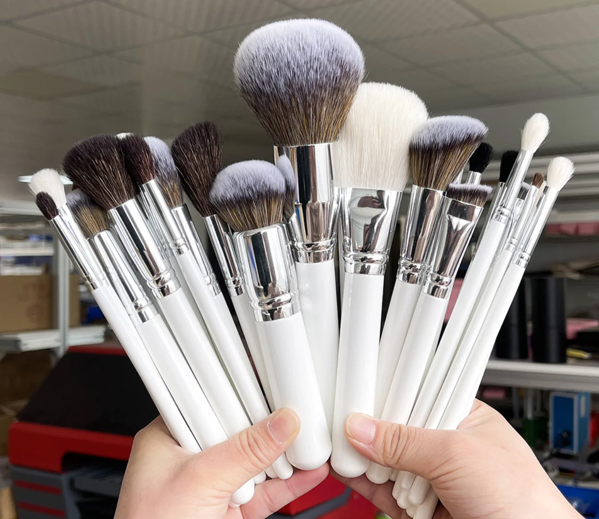 ชุดแปรงแต่งหน้า 26 ชิ้นศิลปินมืออาชีพโดยใช้แปรงผสมคอนทัวร์ดวงตาคุณภาพสูงแปรงสีขาวโลโก้ที่กําหนดเอง