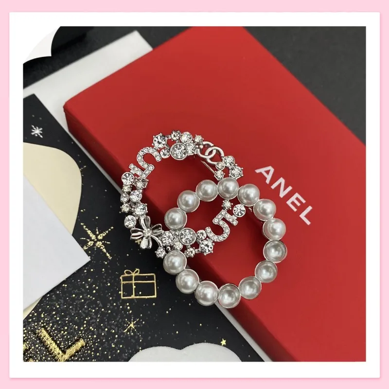 

Брошь с двойным жемчужным цветком: легкая роскошь, модный индивидуальный стиль, аксессуары в стиле интернет-знаменитостей, весенний стиль