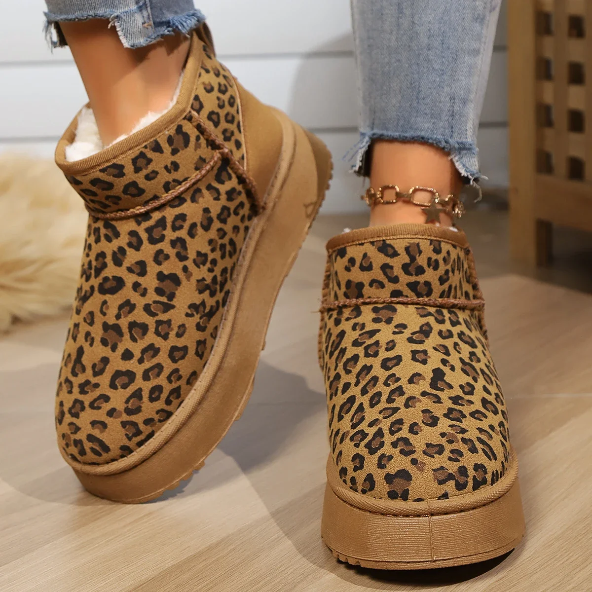 Scarpe da donna con stampa leopardata 2024 inverno nuovi comodi stivali da neve da donna caldi antiscivolo stivali corti in peluche alla moda