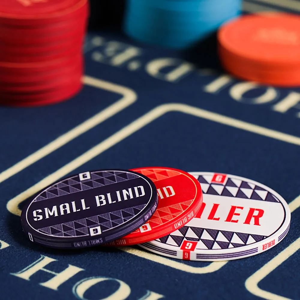 Arrière-plan Flou Et Jetons Une Pile De Jetons De Poker Sur Une Table