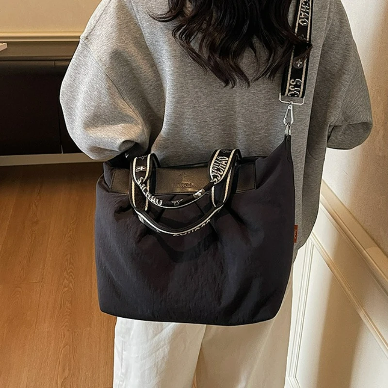 موضة جديدة سعة كبيرة النايلون حقائب بيد علوية المرأة بسيطة الترفيه حقائب كتف مريحة ومتعددة الاستخدامات الملمس حقيبة المدرب