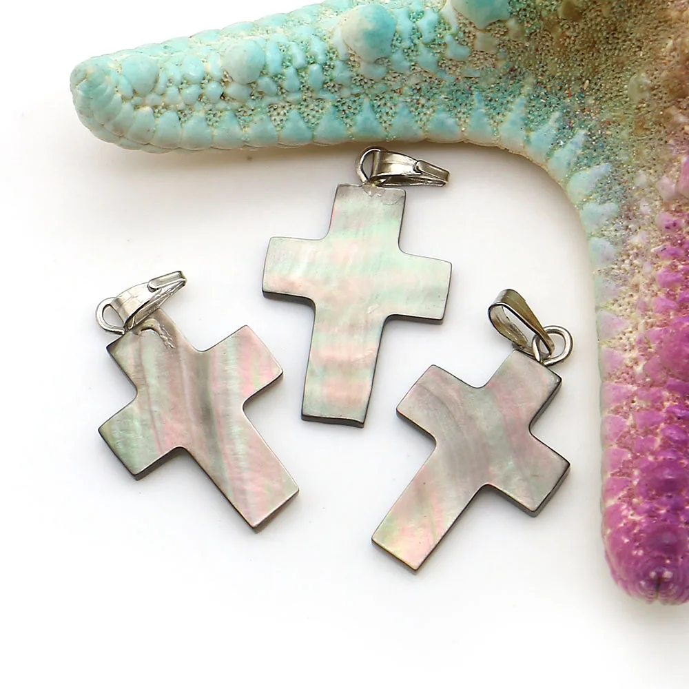 Pendenti classici di conchiglia nera naturale a forma di croce 14x24mm Ciondoli di conchiglia di acqua di mare Collana fai da te Orecchini Componenti di gioielli 3 pezzi / pacco