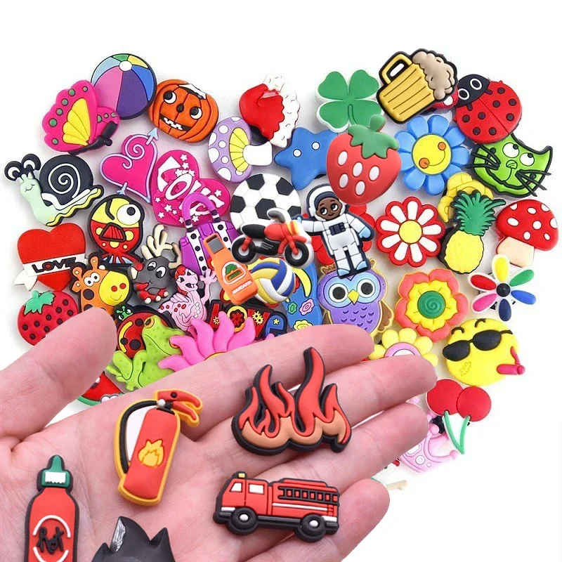 Encantos de sapato aleatórios para crocs acessórios conjunto sapatos charme para croc decorações pinos masculino acessório jeans mulher tamancos clipes emblemas