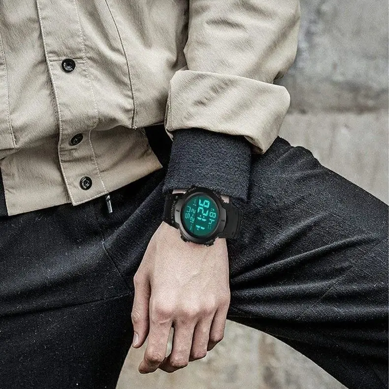 ساعة إلكترونية للرجال رياضية للرجال مقاومة للماء ومضيئة ومتعددة الوظائف للياقة البدنية في الهواء الطلق وشاشة كبيرة