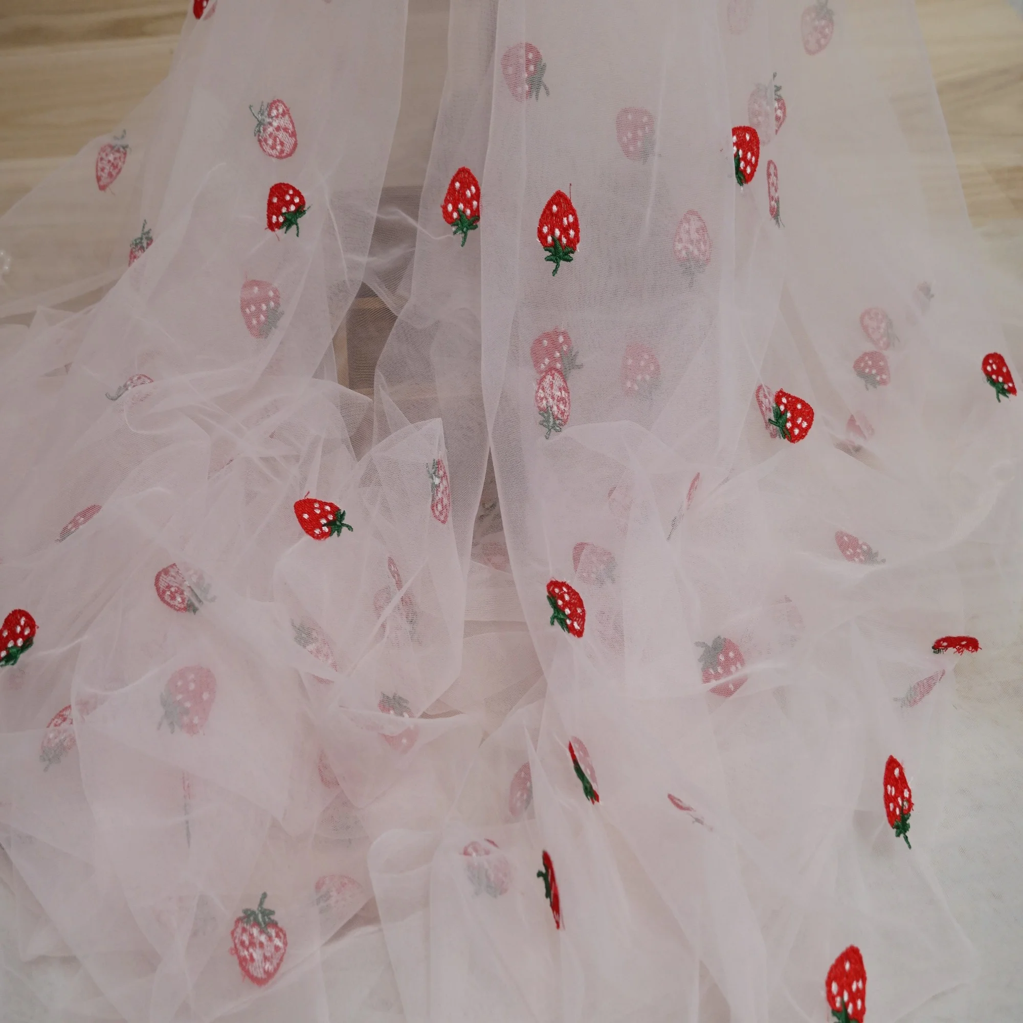 1 Meter Erdbeer-Stickerei Netz – Embroidery Net Fabric Bewertung und Preis