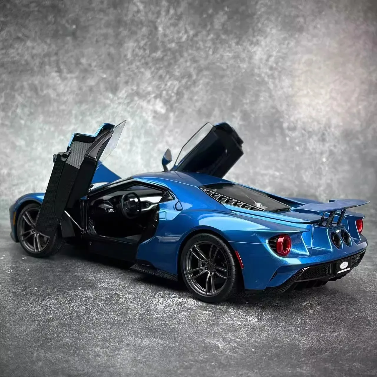 AUTOart 1/18 scale New Ford GT ABS material Full Open car model Static Display Holiday gift collection Sports car model