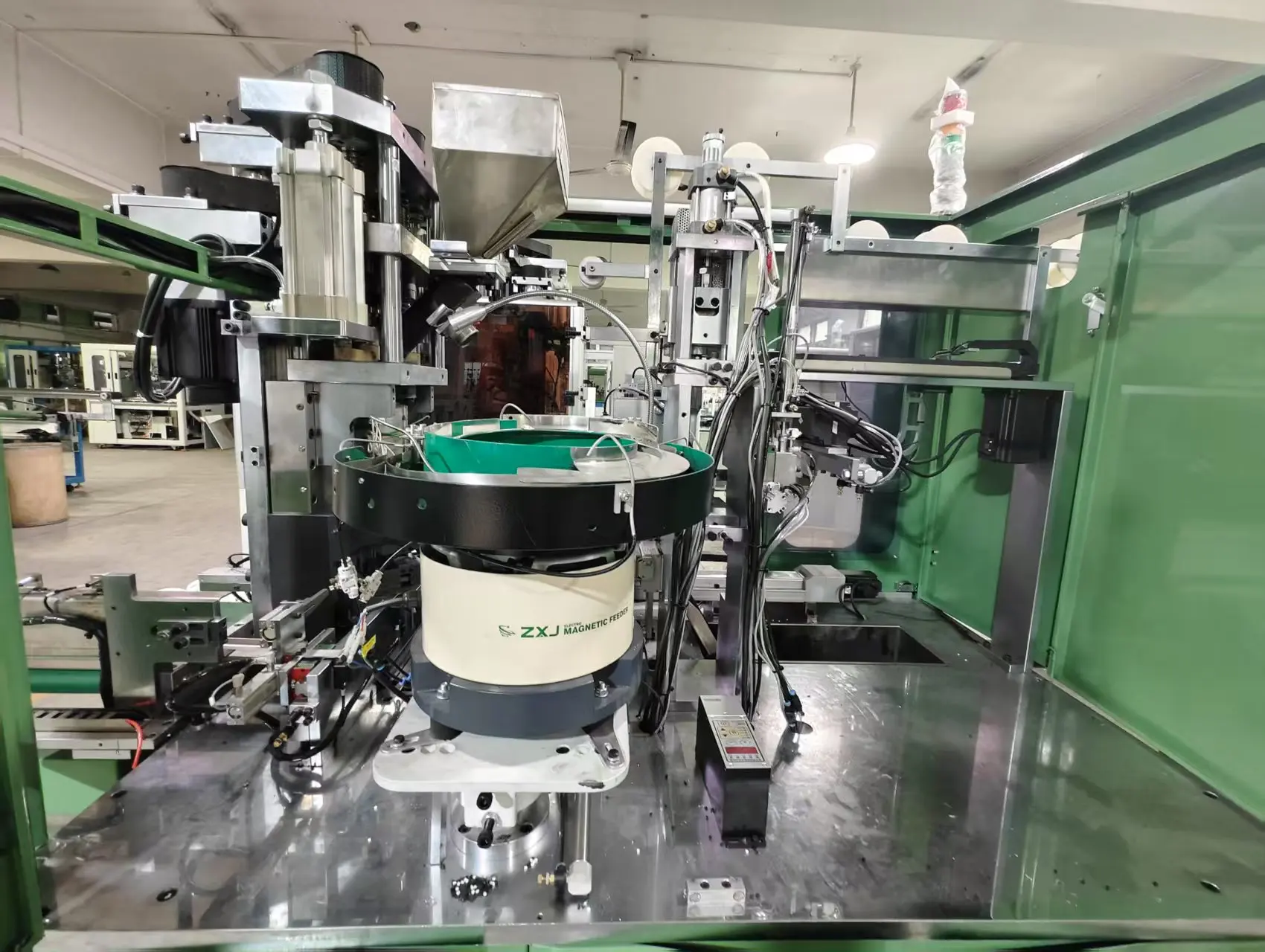 La macchina per la produzione di cerniere metalliche automatiche a tre funzioni include il montaggio del cursore Caratteristiche di arresto superiore e taglio Componente motore centrale