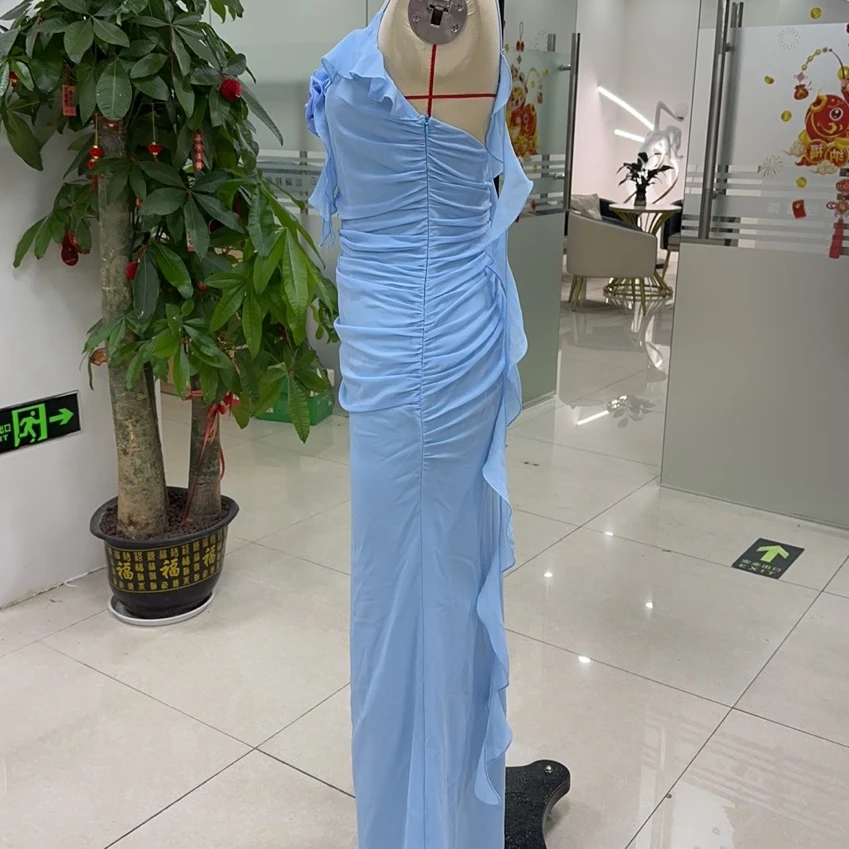 Abito lungo da donna elegante con scollo all'americana in tinta unita, applicazioni di fiori 3D, pieghe, cinturino per spaghetti, abito lungo senza schienale per la spiaggia