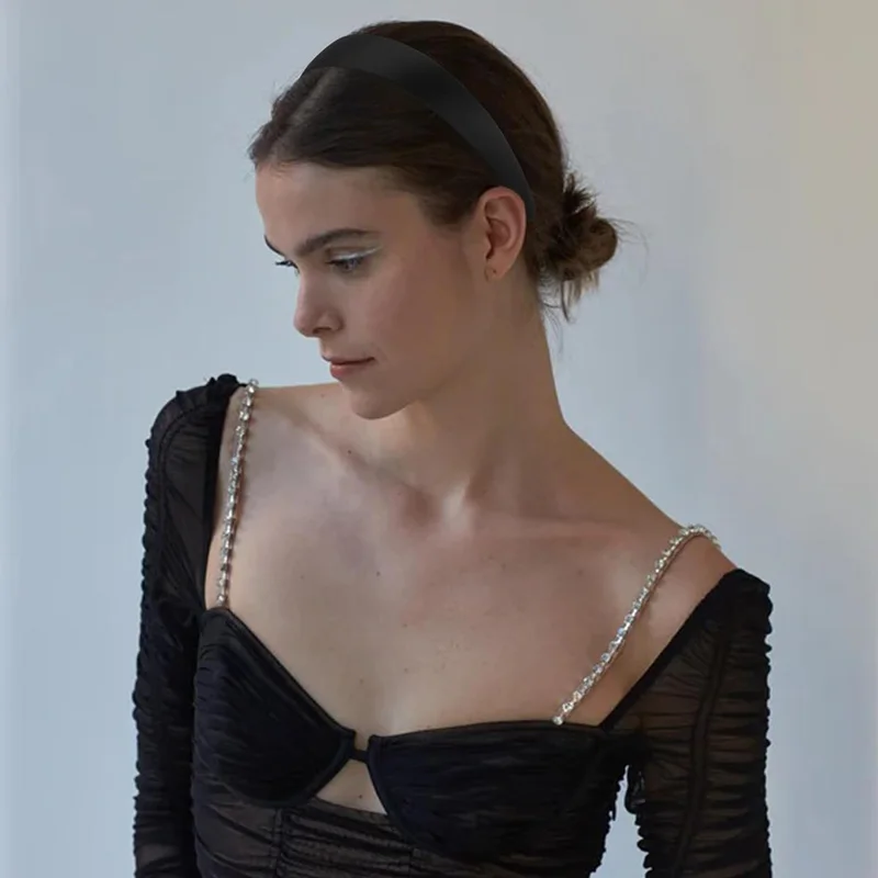

Simple Versatile Black Headband, for All Hairstyles. 14x11cm, Satin & Plastic, Comfortable Fit