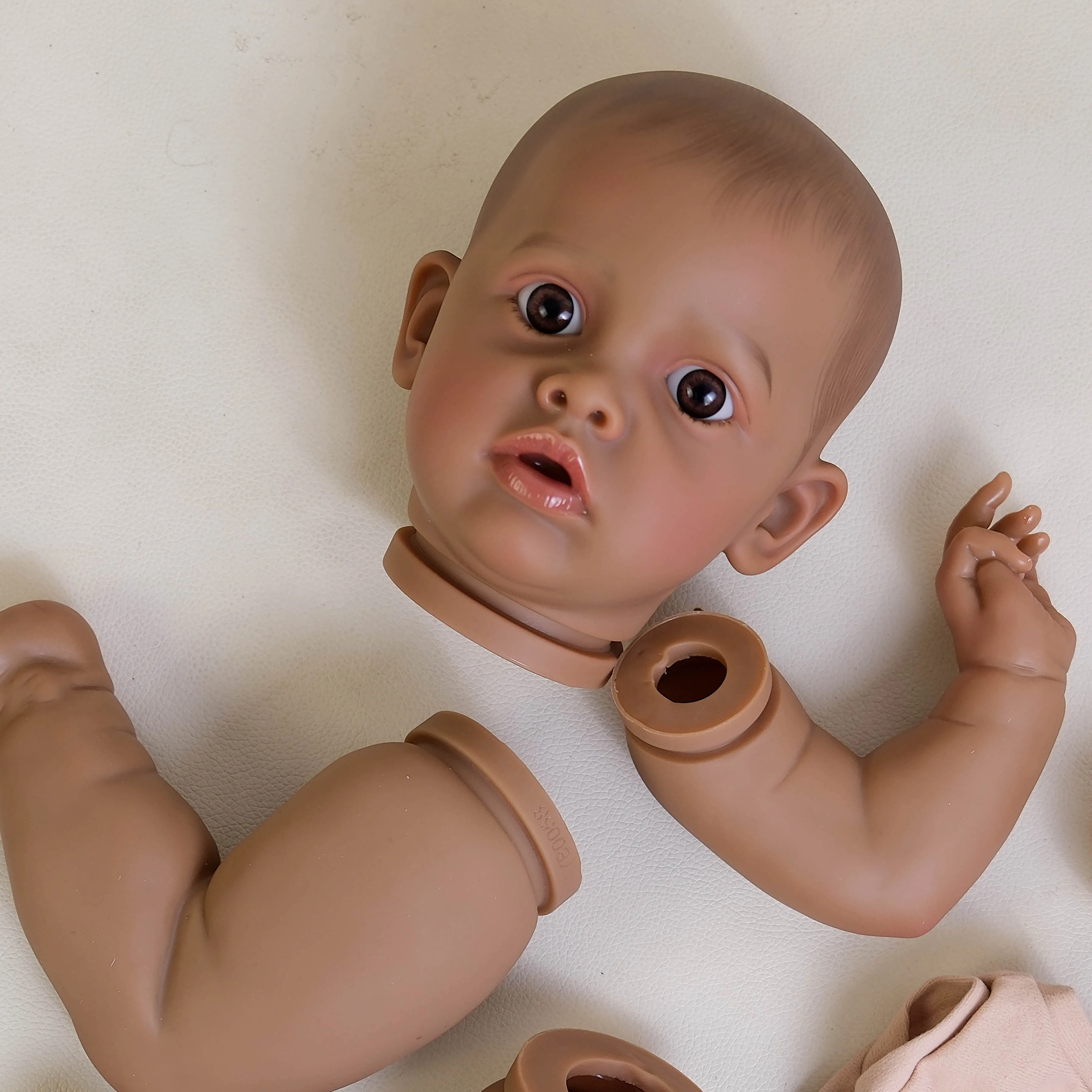 Kit de Muñeca Reborn Benjamin de Piel Oscura de 22 Pulgadas, con Múltiples Capas de Pintura, Hecho a Mano, Sin Ensamblar, Piezas de Bebé Realistas, Coleccionable