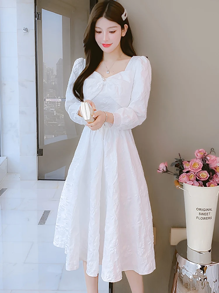 เดรสยาวแขนยาวคอเหลี่ยมลายแจ็คการ์ดสีขาวสไตล์ฤดูใบไม้ร่วงสำหรับผู้หญิง ดีไซน์หรูหรา สวมใส่สบายๆ อยู่บ้าน แฟชั่นเกาหลี 2025 ทรงเข้ารูป