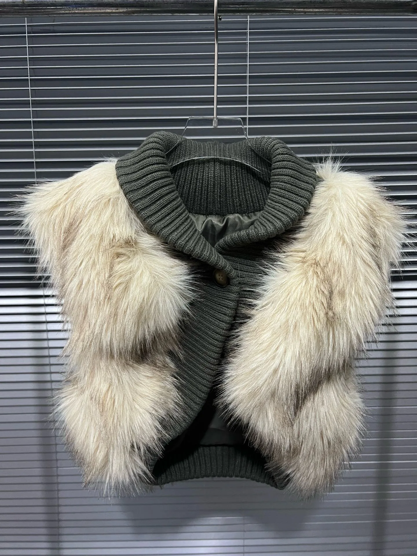 Sexy Fluffy Artificial Fur Patchwork Knitted Vest Tops 2026 New Fashion Women Sleeveless Cropped Jackets